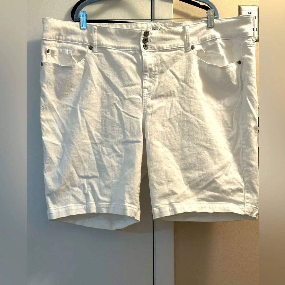 Torrid white Bermuda shorts